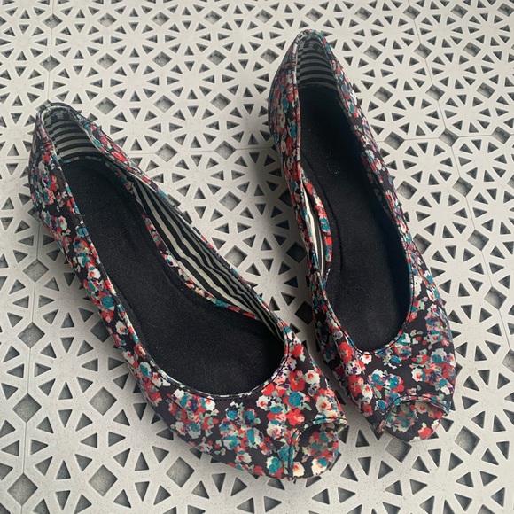 Floral open-toe wedges. - Picture 1 of 3